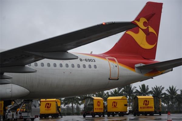 闪耀登场    金大门业飞机广告正式上刊(图2)